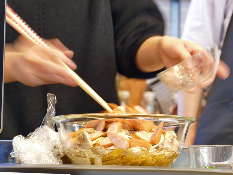 水にパスタを入れ、その上に具材を乗せるだけ