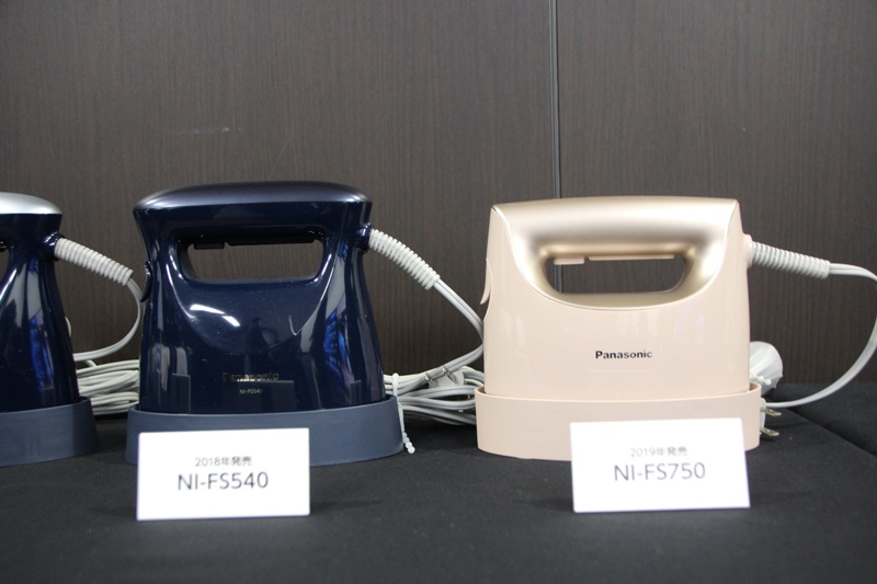 左が従来モデル(タンク容量50ml)、右が新モデル(タンク容量100ml)。サイズはあまり変わらない