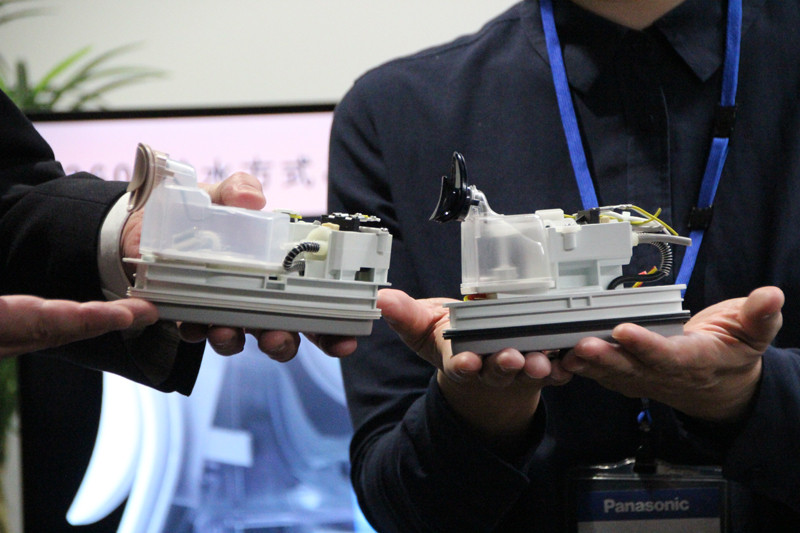 左が新モデル、右が従来モデル。ポンプやチューブの配置が変更された