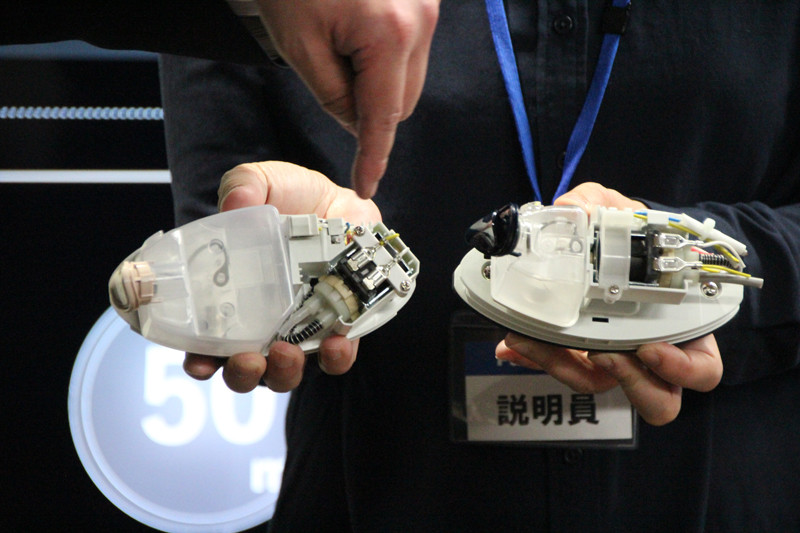 左が新モデル、右が従来モデル。ポンプやチューブの配置が変更された