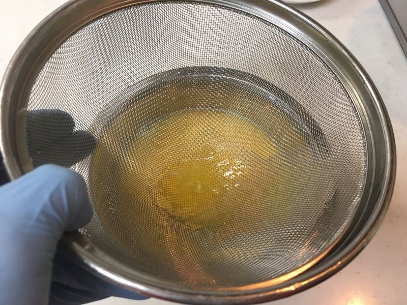 なめらかな茶わん蒸しを作るにはここで濾すひと手間が大切