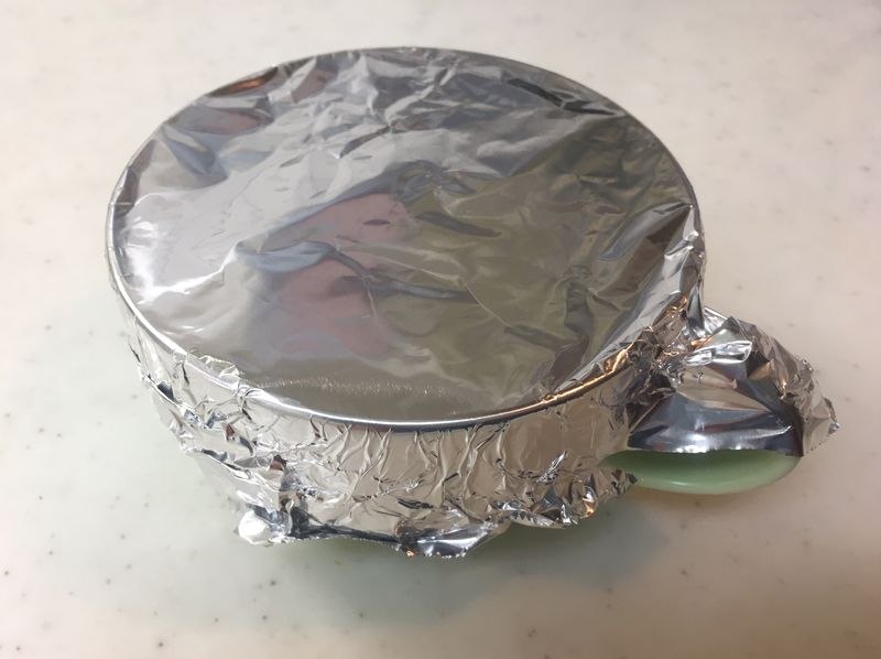 茶わん蒸し用の器を使う場合は共蓋をするが、ほかの器の場合はアルミホイルをかぶせればOK