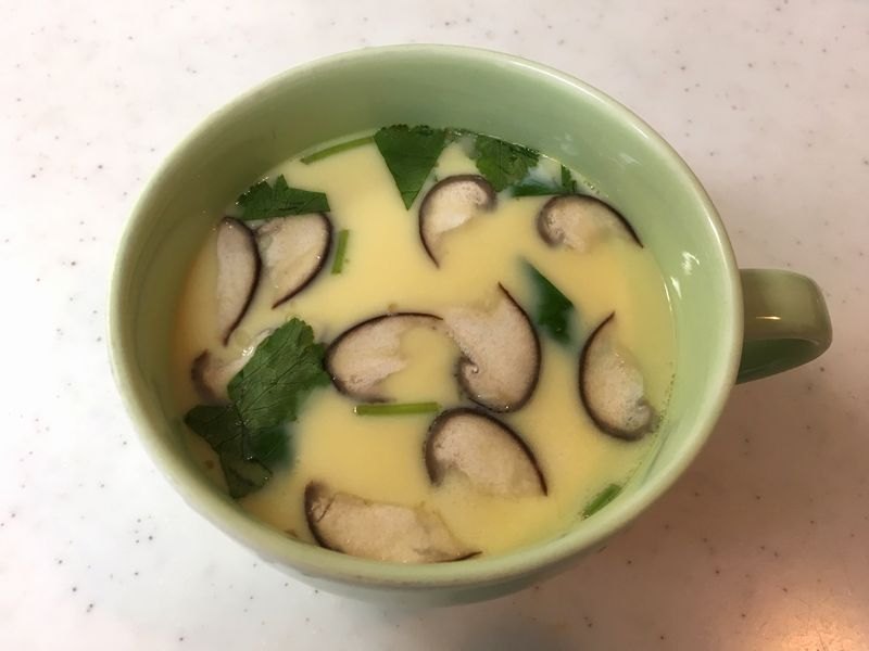 蒸し上がった茶わん蒸し。デフォルトのレシピに比べ、生しいたけが上に浮き上がって蒸されるのでにぎやかな仕上がりになる