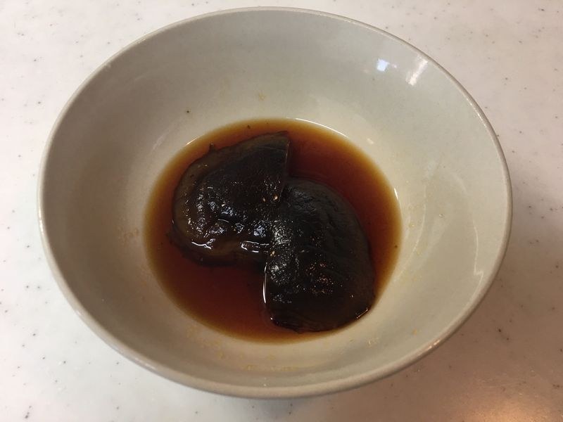 水で戻した干ししいたけに水、調味料を加える（写真は1人分）