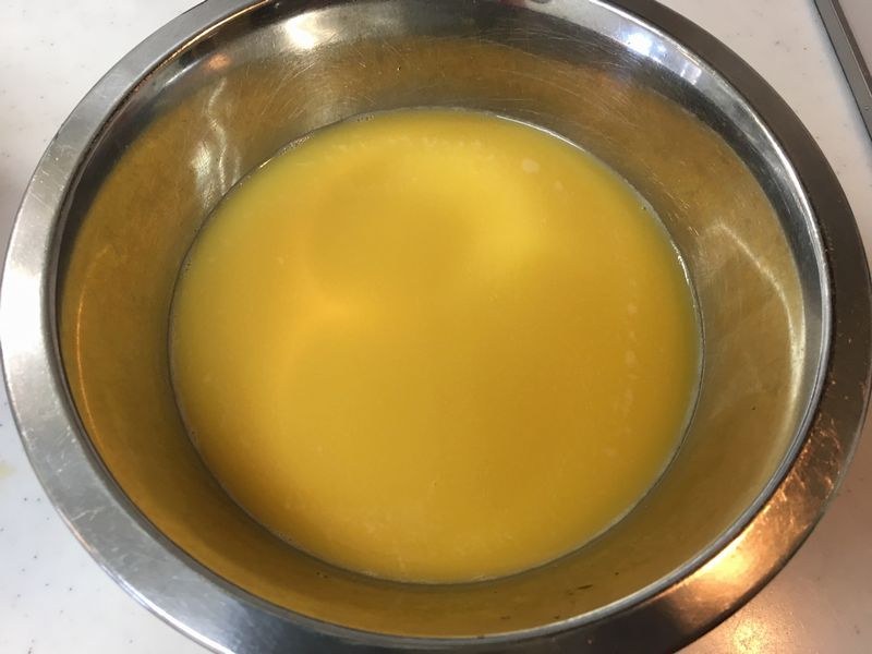 卵をよく溶きほぐしてだし汁でのばし、塩、薄口しょうゆ、みりんを加えて混ぜる。卵をほぐす時にはボウルの底に箸をつけたまま、卵白を切るようにすると泡が立たなくて「す」が入りにくい