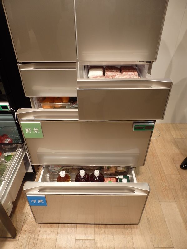 下段の2つの引き出しの温度帯を「冷蔵室」「野菜室」「冷凍室」に自在に切り替えられる