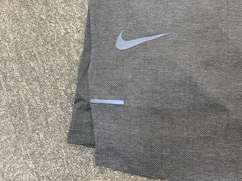 裾の部分は、さらなる動きやすさを追求するためにスリットを採用。この部分にもリフレクターを装備している