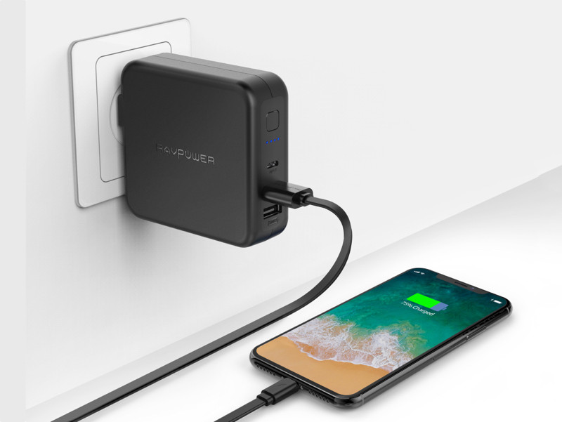 接続されたデバイスへ優先的に充電を行ないつつ、余剰の電流は本体へ充電する