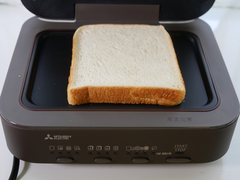 左は「ふわふわ」、右は「濃い目」。ふわふわは焼けていないように見えますが、アツアツです