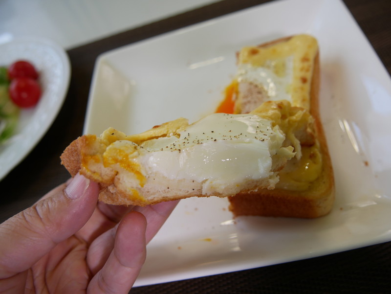 白身の部分はほどよく固まっていました。黒コショウをたっぷりかけるとさらに美味!