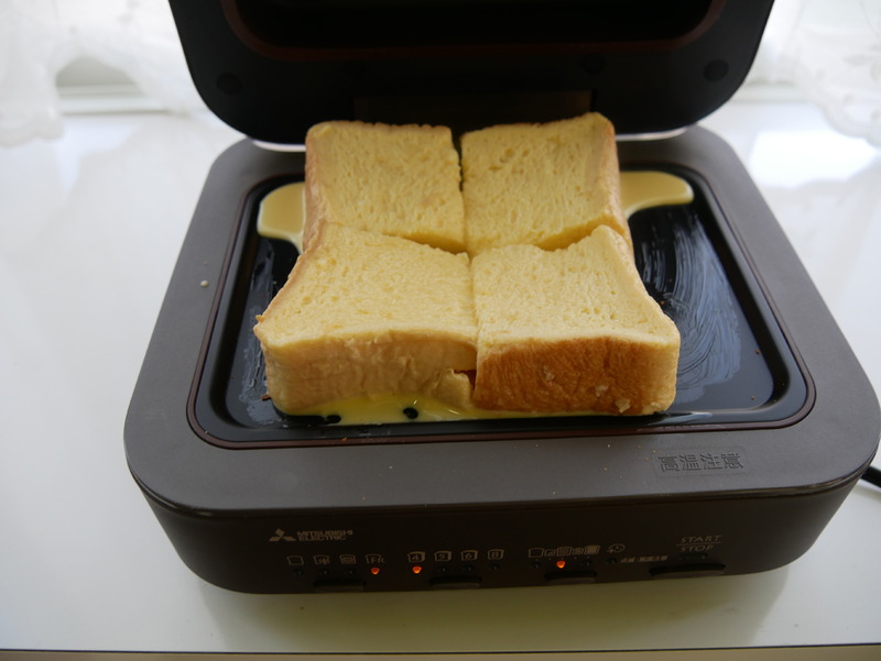 フレンチ液をたっぷり染み込ませた4枚切りのパン