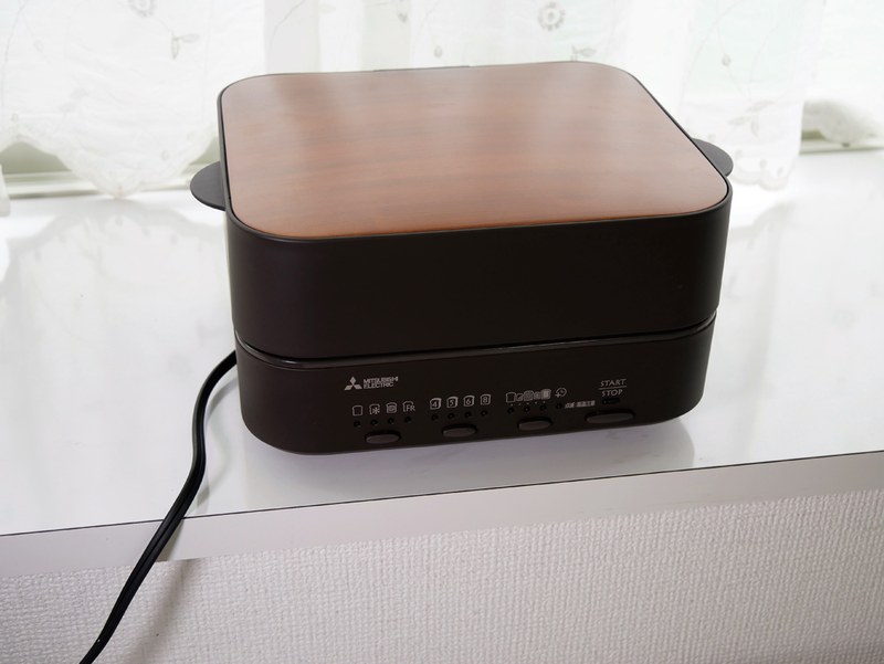 トースターには見えないデザイン。一般的なトースターよりも小さなサイズです