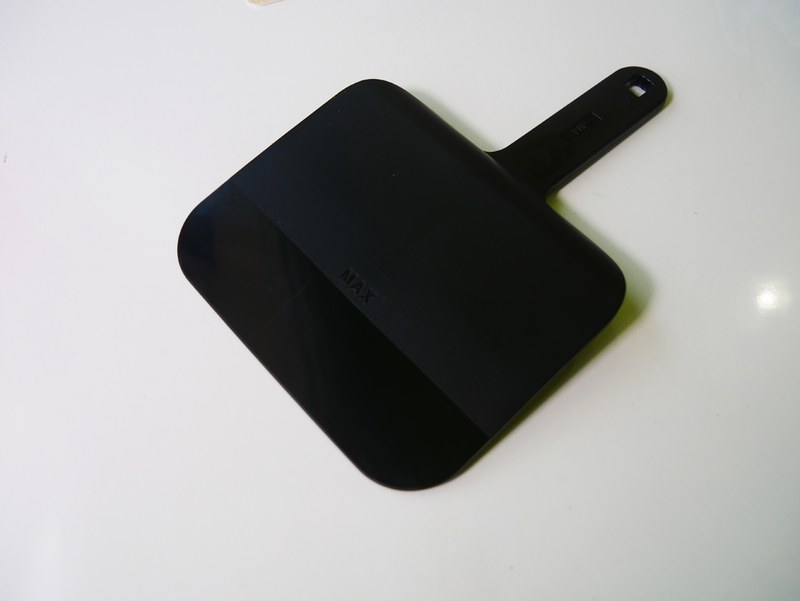 付属のへらでパンを取り出します