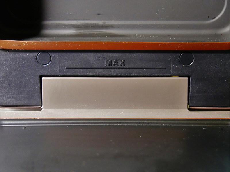 MAXと表示してある高さが上限。へらにもMAXの線があり、そちらで高さも確認できます