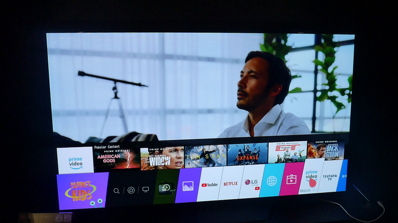 「AIランチャー」を開いたところ。リモコンで「Amazonプライム」にカーソルを当てると、自動的にコンテンツリストがポップアップ表示されるのが便利だ