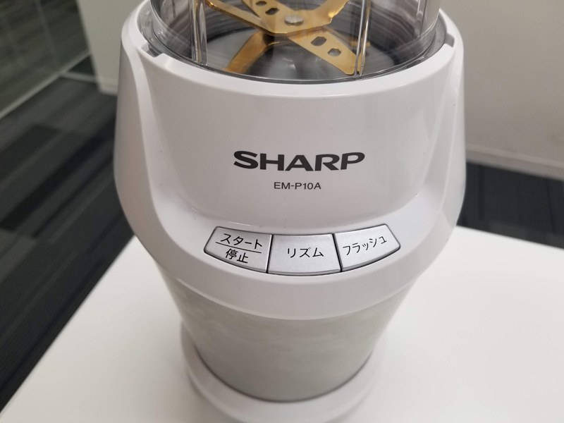 氷やコーヒー豆にも対応。操作部の「フラッシュ」ボタンで、好みの粒の大きさになるまで粉砕できる