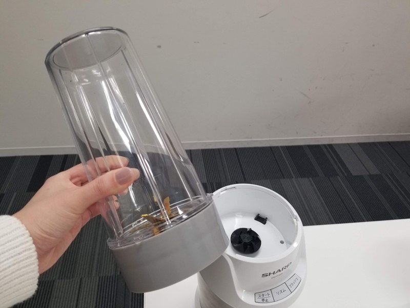 作ったスムージーは、本体からタンブラーを外してそのまま飲める