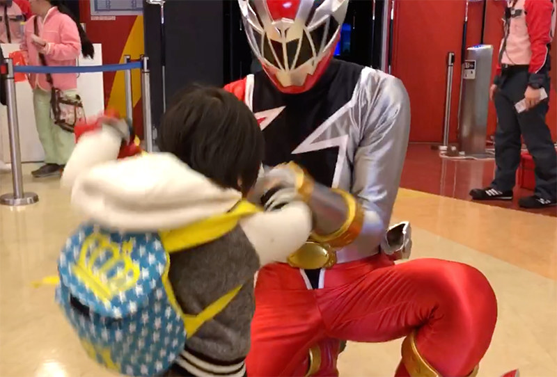 立ち止まっての撮影は禁止だけど、空いていたからかレッドは息子の手を取りダンスをしてくれた。息子は呆然、父は立ち止まれないので動画モードでぐるりと回り込み