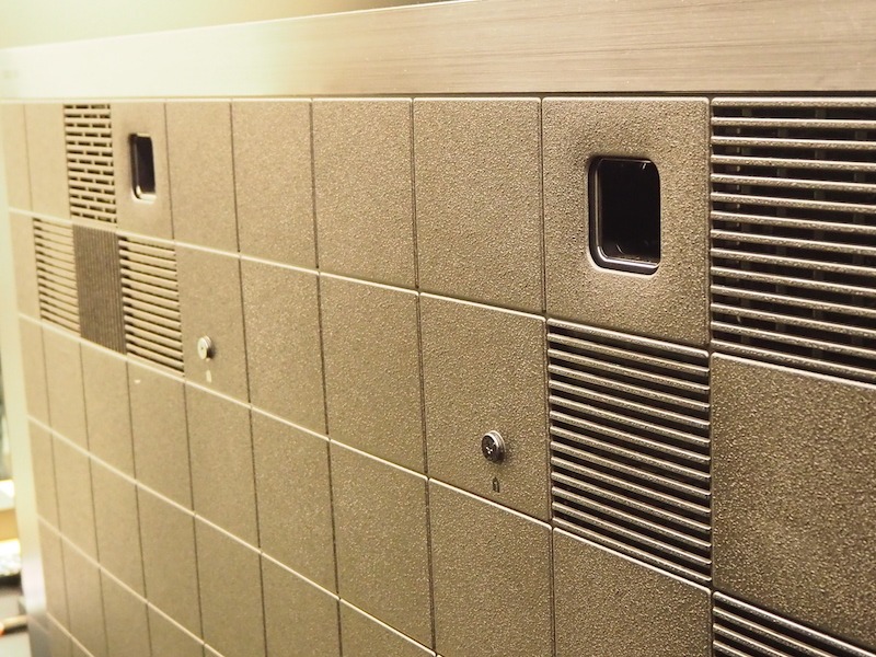 「A9G」の背面。アクチュエーター2基とサブウーファー2基を搭載する