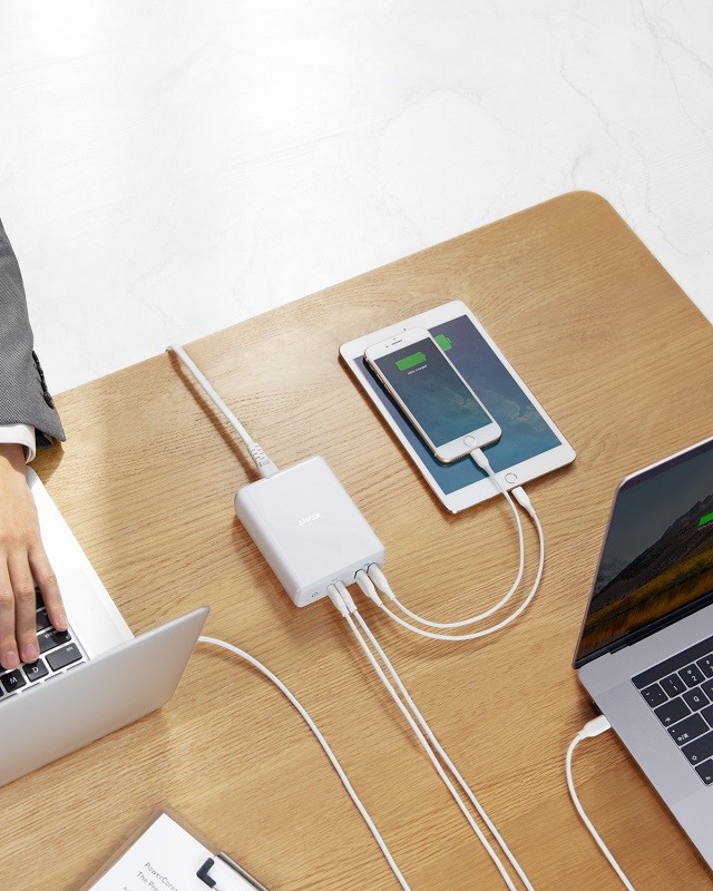 ノートパソコンを2台、スマートフォンを2台の計4台を同時に充電できる