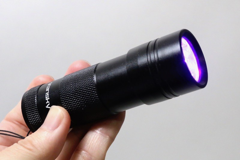Vanskyなるブランドのブラックライト。Amazonでセールしており、730円で購入。姿は小型の懐中電灯です