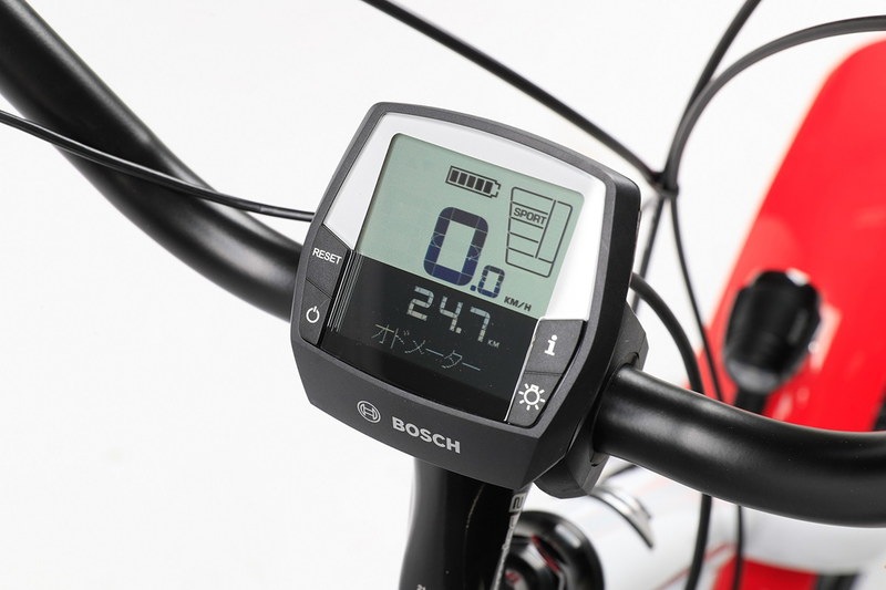 走行モードや距離、バッテリー残量などが確認できるサイクルコンピューター。視認性も高い
