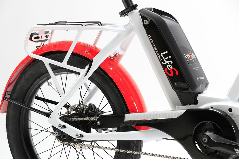 バッテリーはシートチューブに配置。デザインのアクセントになる赤いフェンダーやキャリアなども標準装備