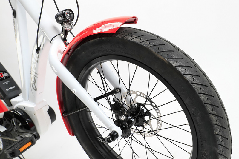 タイヤは幅広な3.0インチ。前後にディスクブレーキも搭載
