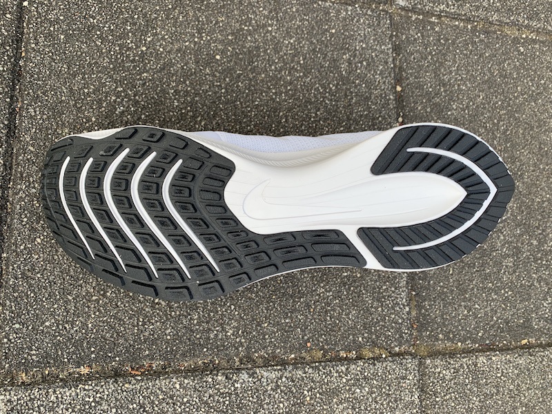 アウトソールはアスファルトやコンクリートといった舗装路はもちろん、ある程度の深さでアウトソールパターンが刻まれているので、土のグラウンドでも高いグリップ性を発揮する