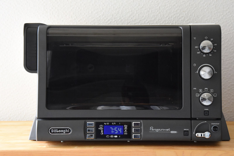 横に張り出した持ち手などが用意されているなど、コンパクトに収めようとする日本製とは異なるデザイン