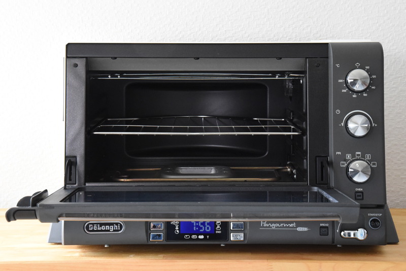 20Lの庫内は広く、横幅は30cmで、30cmのピザストーンが入るように奥行きにくぼみがある