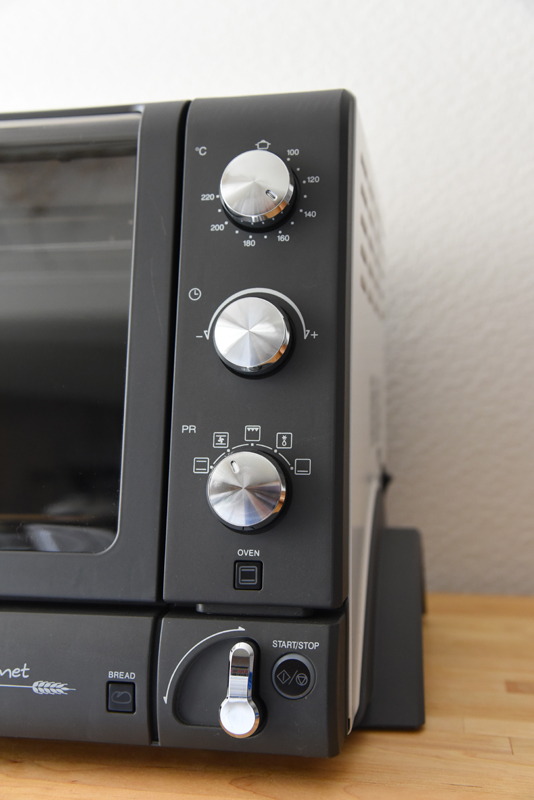 本体の右側にあるスイッチ類はシンプルな表示で、見ればすぐにわかるようなアイコン表示になっている