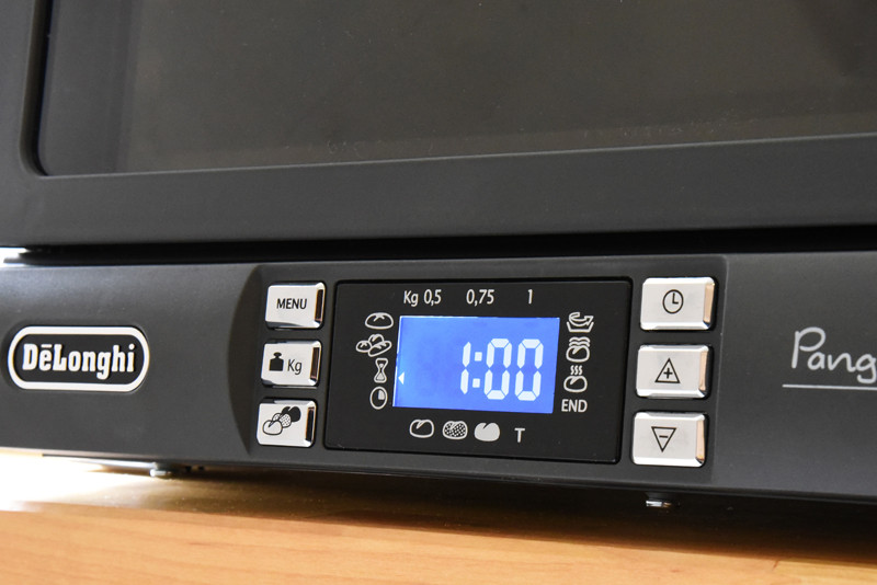 液晶周りにあるスイッチ類は、おもにベーカリー機能で使う。メニューを選択すると残り時間が表示される