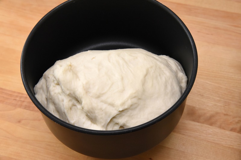 攪拌と発酵が終わった状態。取り出して生地の中に入っていたパドルを取り出して成型する