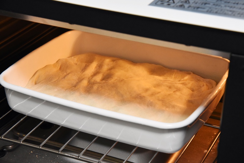 今回は形を整えるためにホーロー製のバットに入れてからオーブンに戻した