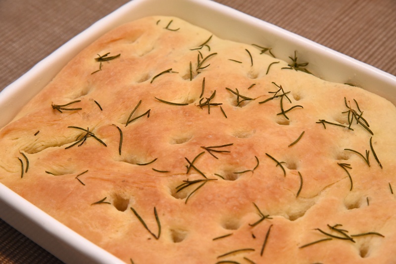 最後にオーブンに戻して焼き上がったフォカッチャ。表面に焼き目がついてふっくらと仕上がった