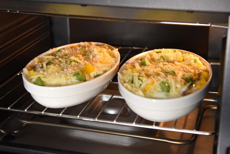 庫内が広いのでグラタン皿2つはラクラク入る。丸型のココット皿なら4つ一度に焼けるくらいの広さだ