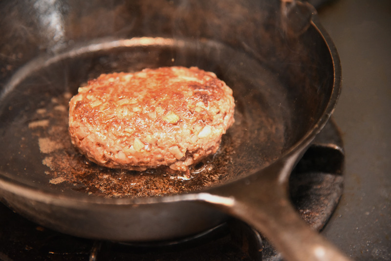 ハンバーグの両面をフライパンの強火でしっかり焼き目をつけておく