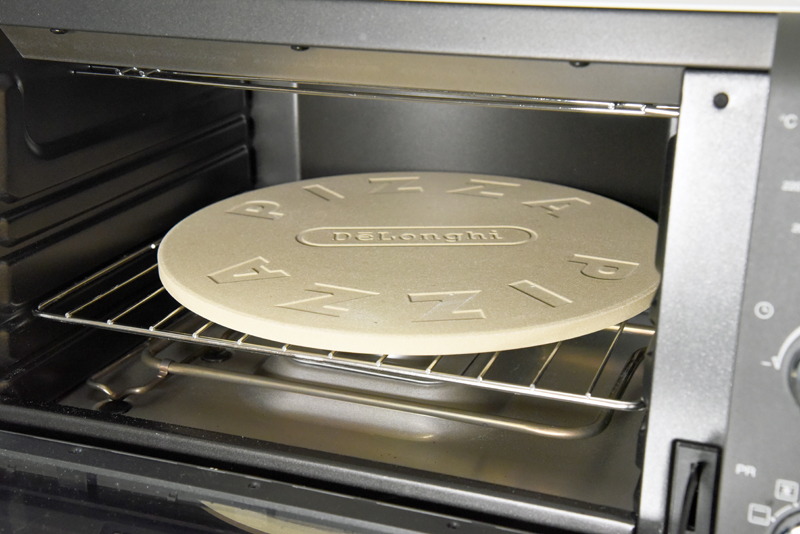 付属のピザストーンは30cmと大きめ。先にピザストーン自体をしっかり加熱しておく