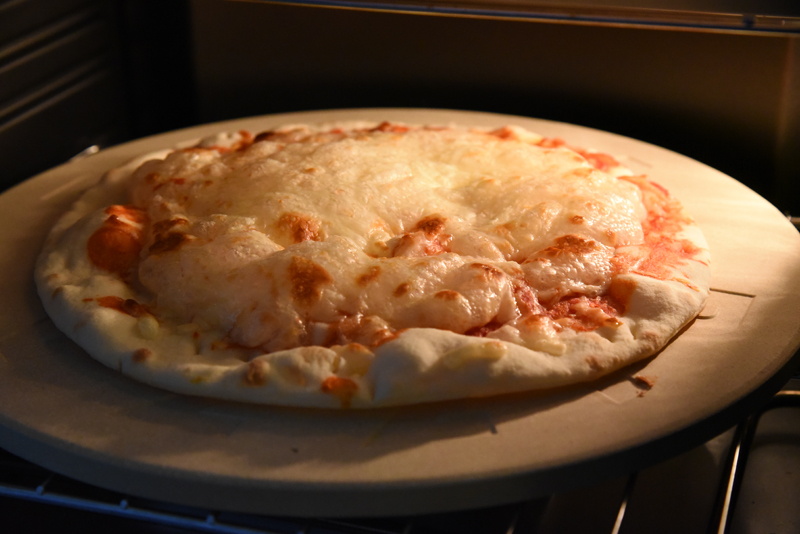 十分加熱したらピザを載せて200度で5分程度の加熱。途中で表面のチーズがふつふつと膨れておいしそうに