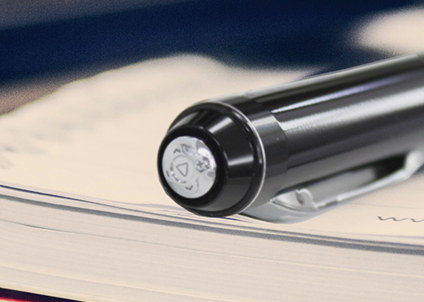 本体の後端のキャップ風に搭載するジョグ式ボタン