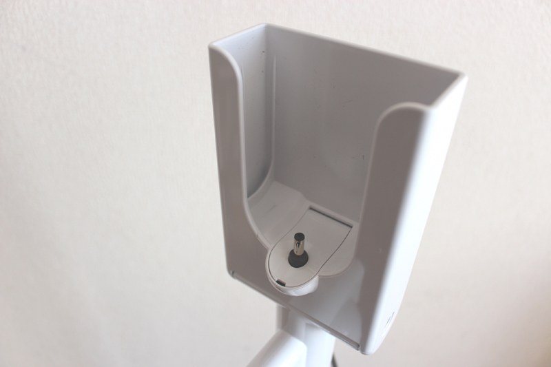 コードの先端だけ出したら、あとはスッキリ見えないようフタができる。実にきめ細かいこだわり!