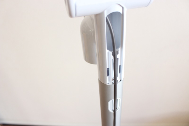 ポールの裏側に電源コードを這わせるのだが、溝があるため、まっすぐキレイに這わせられる