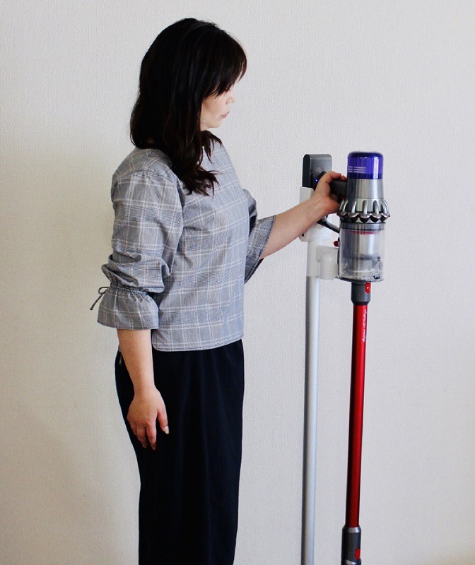 身長169㎝と大柄な筆者でも、下から持ち上げるように上げないと取り外しにくいが、とりあえず問題なく使えている。