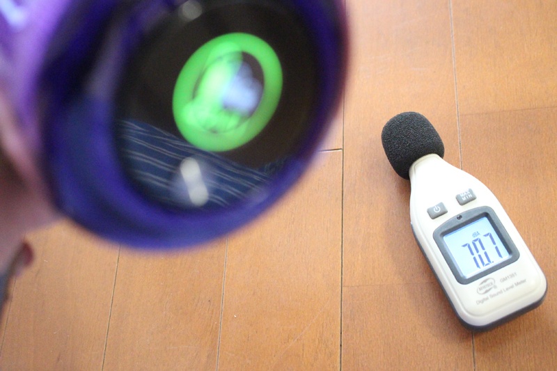 エコモードの運転で約70dB。騒音の目安としては、セミの鳴き声レベルと、そこそこうるさい部類に入るが、音質のせいか、さほど不快に感じなかった。