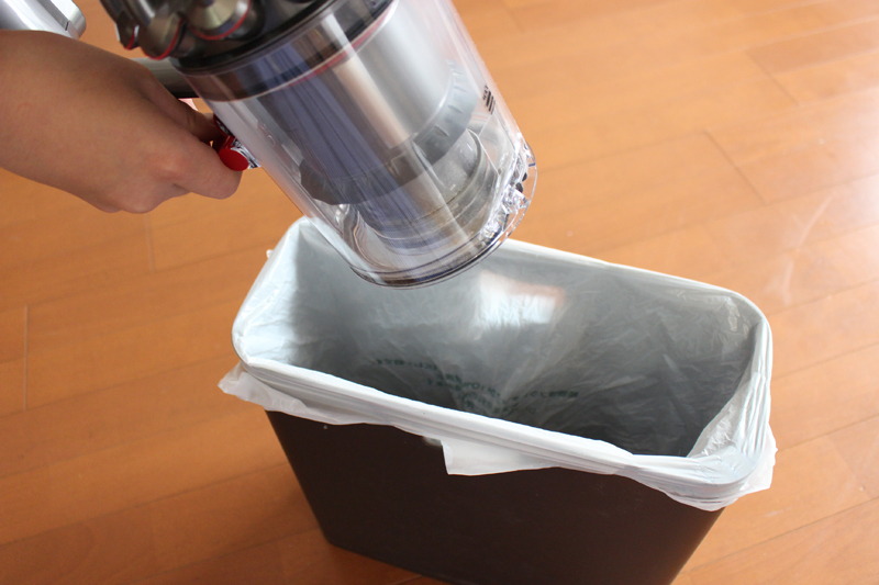 ゴミ箱の上で狙いを定める。この時点では、まだ開口部はゴミ箱の外にある