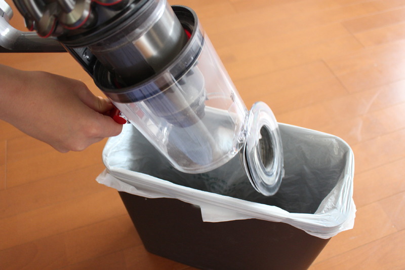 赤いレバーを引き下げると、ぐっと下がると同時にフタが開く。開口部はゴミ箱のほぼ内側に!