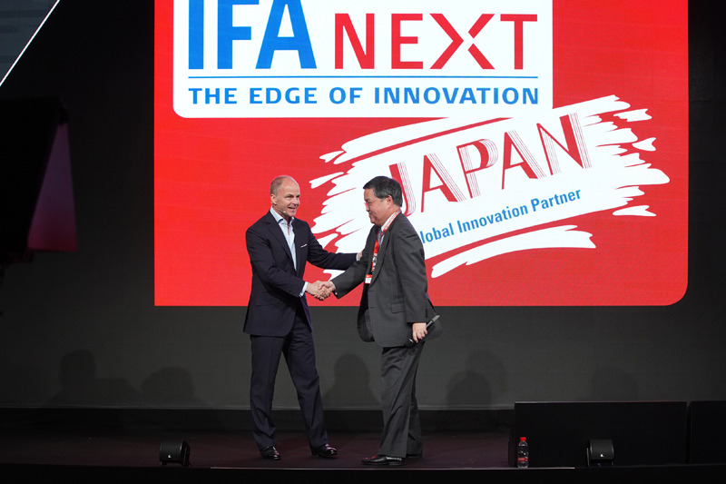 日本の経済産業省 商務情報政策局長・西山 圭太氏が舞台にあがり、パートナー国として紹介された