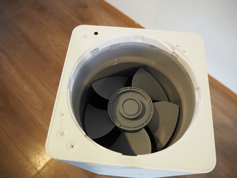 さらにその下にファンが設置されている