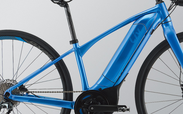 乗り降りしやすいスポーツ設計のアルミフレーム。アシストが切れた状態でも気持ち良く走行可能なジオメトリを採用している。キックスタンドやフェンダーなどの各種アクセサリーにも対応